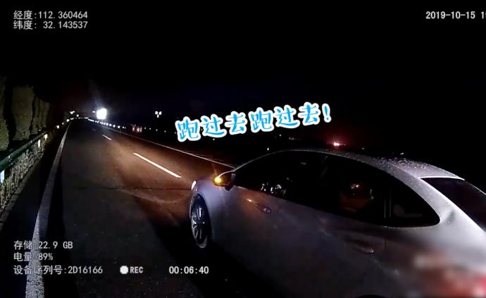 女司機超車道拋錨被追尾，民警嘶吼疏散