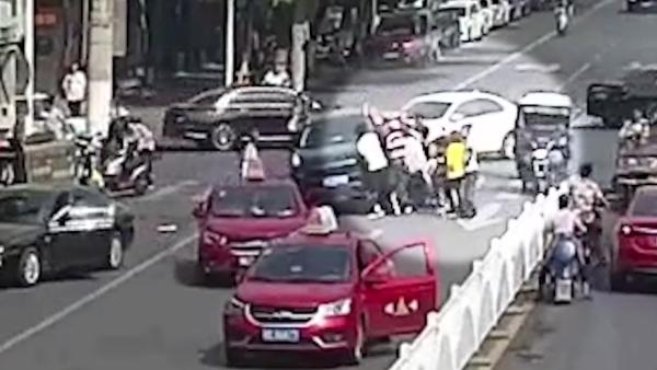 电动车女子被出租车撞倒，再被SUV碾轧