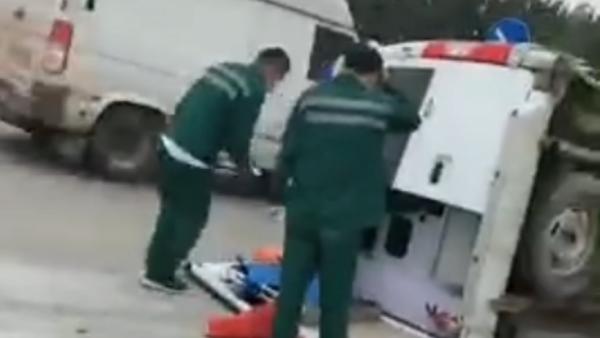 救护车与私家车碰撞侧翻，医生患者受伤