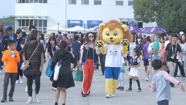 “大狮”传递网球快乐，上海赛场人气飙高