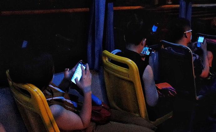 美国科学家研究发现即使不看手机屏幕，蓝光辐射也会加速衰老