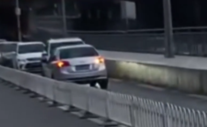 北京一逆行轿车被车流顶着倒退数百米，交警已介入