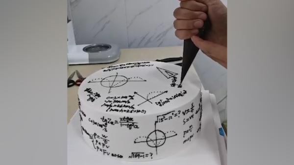 蛋糕写满数学公式，网友自嘲学渣不配吃