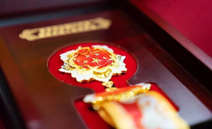 “国庆经济”引发红色收藏热潮，军媒批网上售卖仿造纪念章
