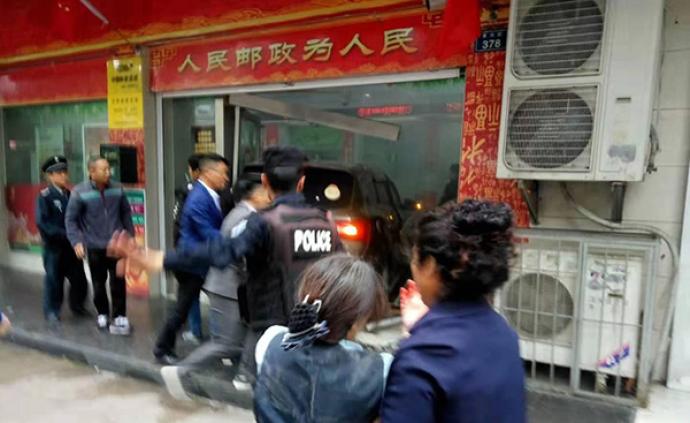 贵州贵阳经开区一辆越野车冲进银行，已致1死数伤
