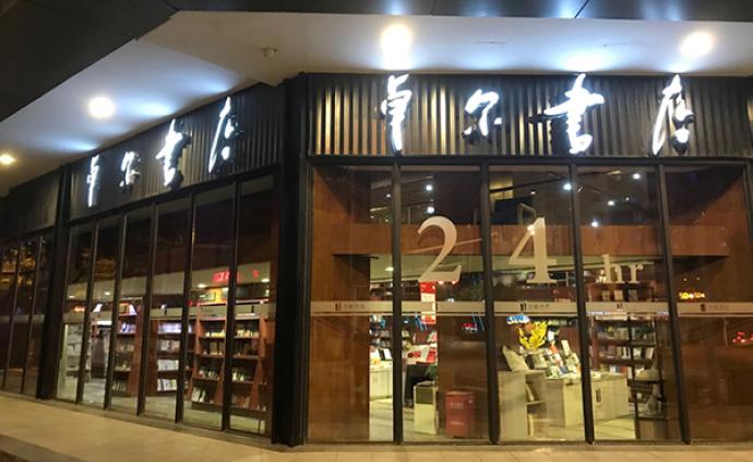 武汉不打烊书店12时辰：形形色色的过夜人和夜晚温暖的灯