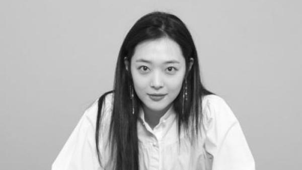 韩国艺人崔雪莉家中身亡，年仅25岁