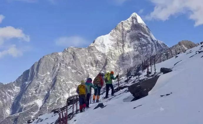 四姑娘山大峰发生山难：一登山者坠崖遇难