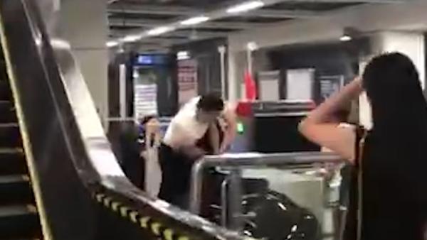 拒不安检，深圳男子抡凳砸地铁安检员