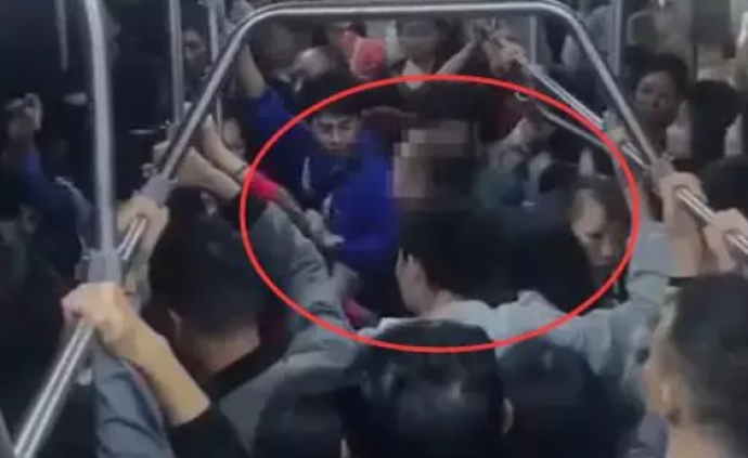 男子公交猥亵女学生遭掌掴，行拘十日