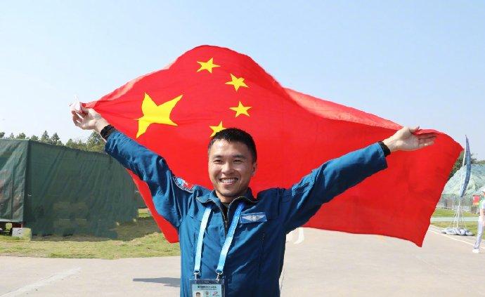 再添一金！中国队摘得空军五项飞行比赛金牌
