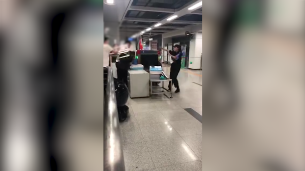 警方通报男子凳砸地铁安检员：主动投案