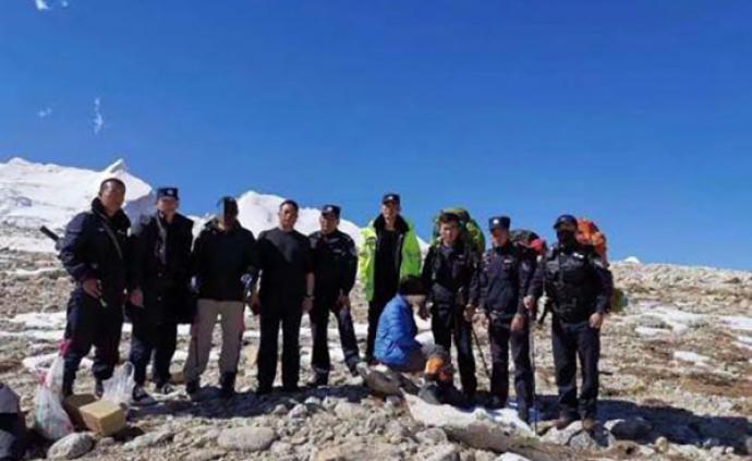 三游客被困希夏邦马峰海拔六千米山腰，西藏警方夜间徒步救出