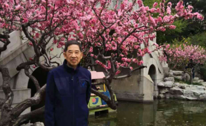首任“熊猫特首”赖炳辉去世，曾在箭竹开花时抢救大熊猫