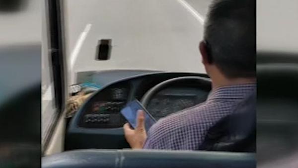 乘客举报司机玩手机，被客运公司奖两千元