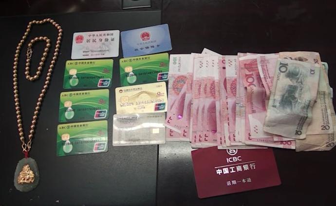 乘客丢6万余元金饰，司机连包带钱交车队