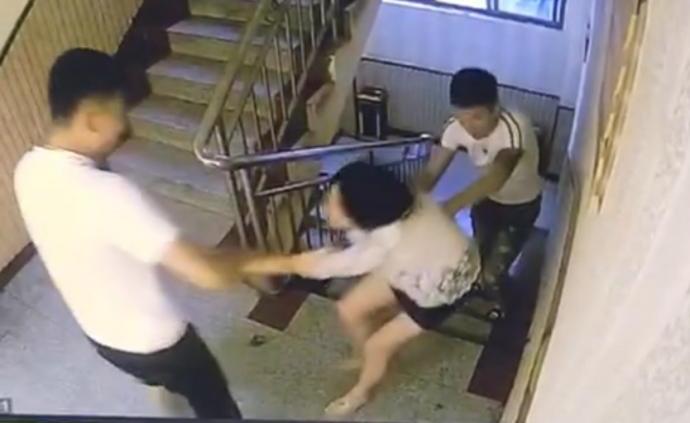 云南曲靖警方回应“20岁女子跳楼不予立案”：正开展复核