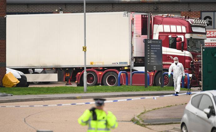 英国警方：首批11具集装箱内遗体已运往医院，下一步将验尸