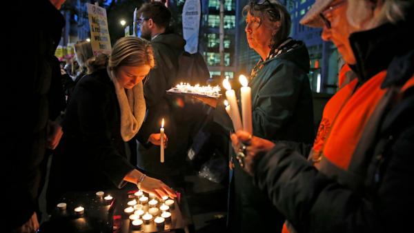 英国民众手持蜡烛，悼念39名遇难者