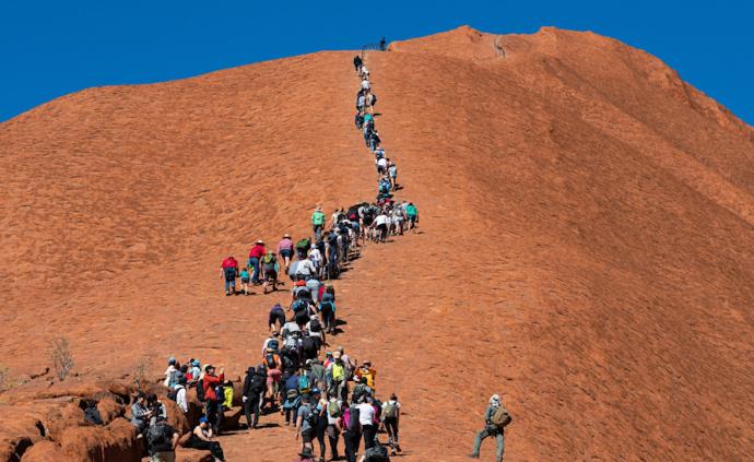 澳乌鲁鲁巨岩永久关闭，上千人排队打卡