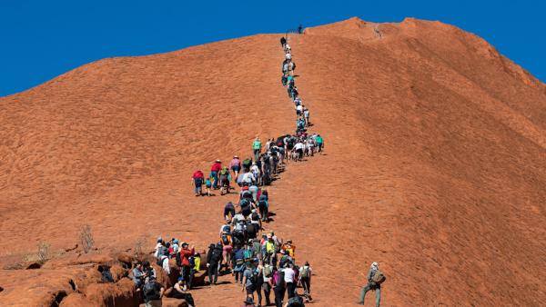 澳乌鲁鲁巨岩永久关闭，上千人排队打卡