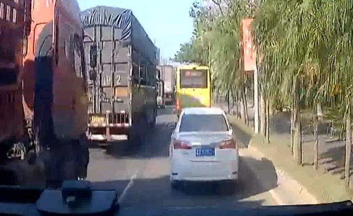 全車乘客主動下車,讓公交司機救路邊傷者