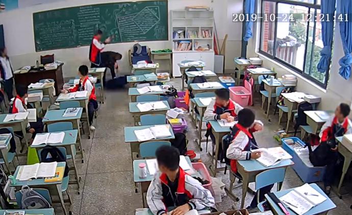 四川仁寿一老师在教室被学生持物猛打头部，仍在ICU未苏醒