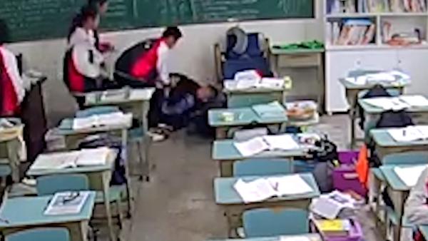 老师教室内被学生猛击头部9次，仍未苏醒