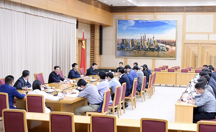 上海市委书记召开的这个座谈会来了近50位青年