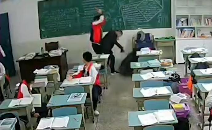 15岁学生不服管用砖头猛击老师，被刑拘