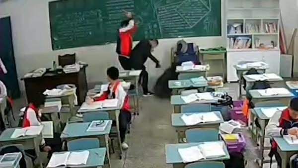 15岁学生不服管用砖头猛击老师，被刑拘