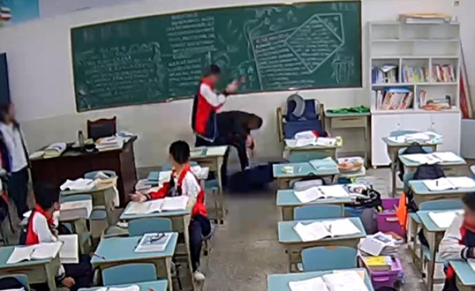 人民日报：15岁学生向老师拍砖，暴力与校园绝不能“兼容”