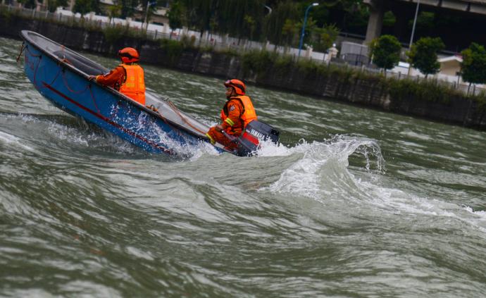 大渡河波涛汹涌，实战救援演练锤炼森林消防应急能力