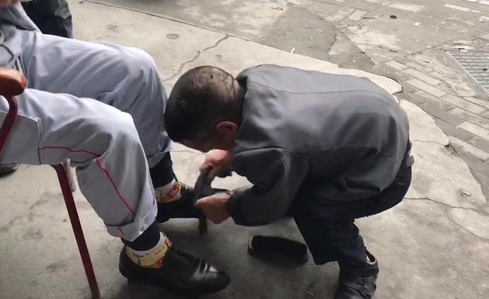 身高1米的残疾男子街头擦鞋21年
