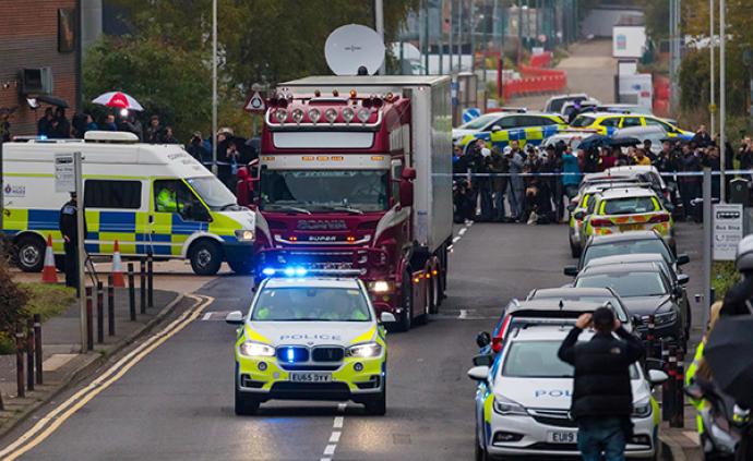 英国警方：“死亡集装箱”案遇难者随身物品或助力辨识身份