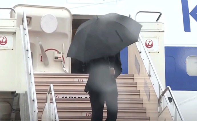 风大：韩总理参加天皇即位礼伞坏发型乱
