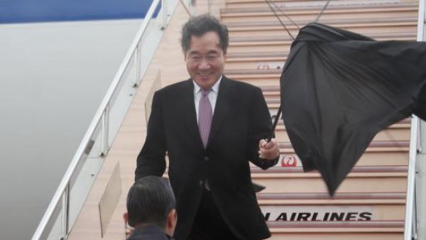 风大：韩总理参加天皇即位礼伞坏发型乱