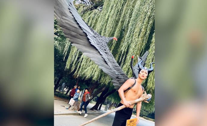 黑魔女上線!他用泡沫做電影中同款翅膀