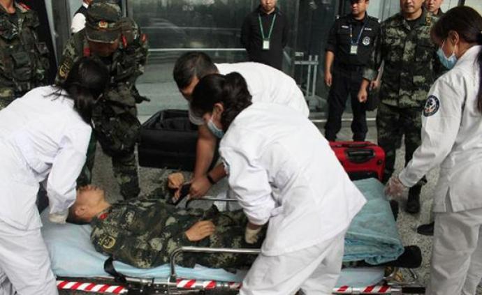 广州机场一女子从10米高处跳下，被两武警徒手接住一人受伤