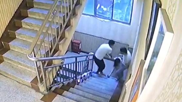 女生被2男子拖拽后跳楼，警方复核不立案