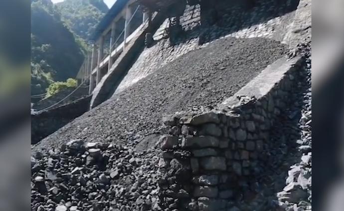 广西南丹矿井冒顶事故11人被困2人遇难