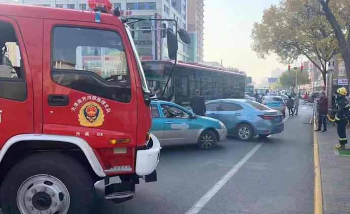 天津一公交车失控冲向逆向车道连撞多车，3人轻伤送医