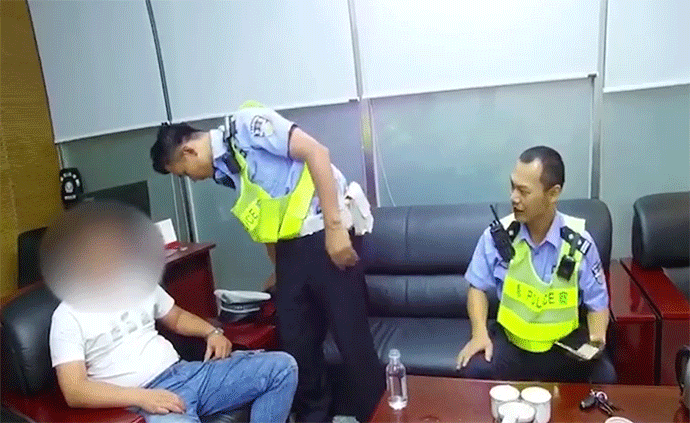 男子醉駕遇查自扇耳光:媳婦會打死我