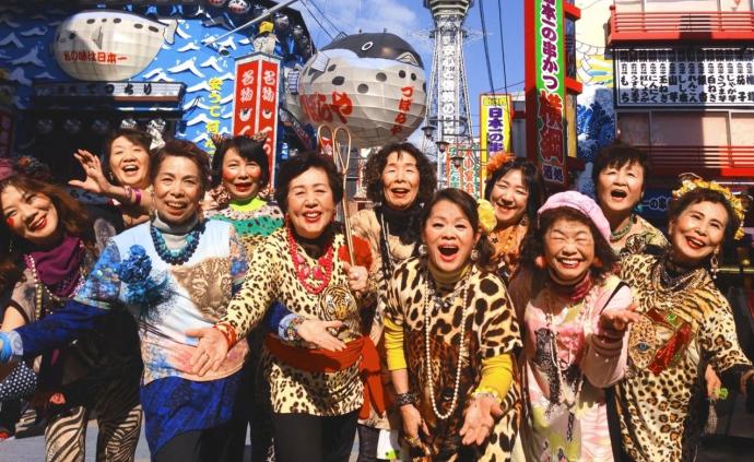 出道7年的日本“大妈女团”：穿豹纹，唱rap，跳电音