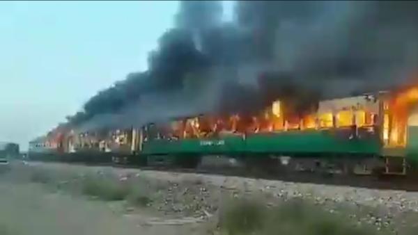 偷带煤气罐做饭，巴基斯坦火车爆炸60死