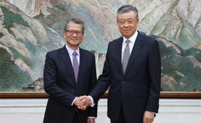 驻英大使刘晓明会见香港特区政府财政司司长陈茂波