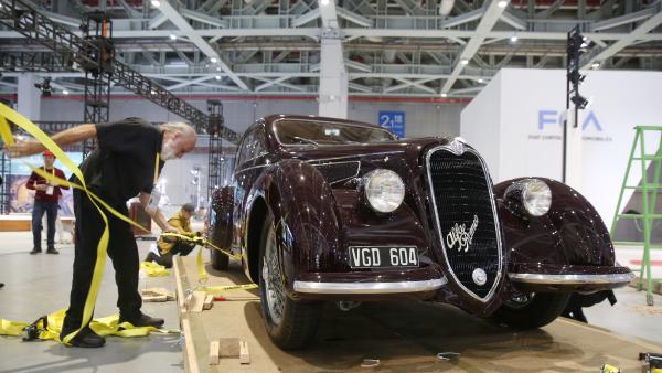 总价超五百万美元的美国古董车亮相第二届进博会