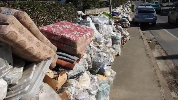 日本台风后留百万吨垃圾，路边堆百米长