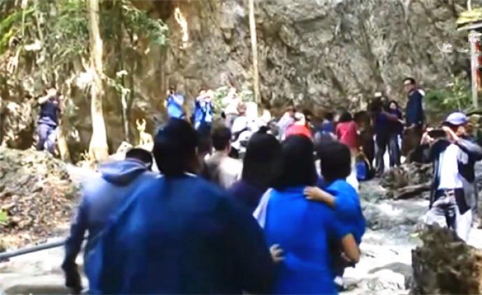 泰国少年足球队员被困山洞重新开放，一次允许20名游客入内