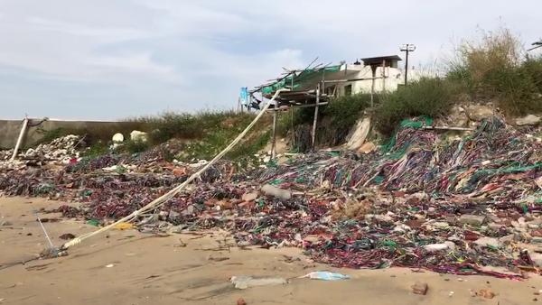 湛江海岸堆出一公里长“彩虹垃圾带”